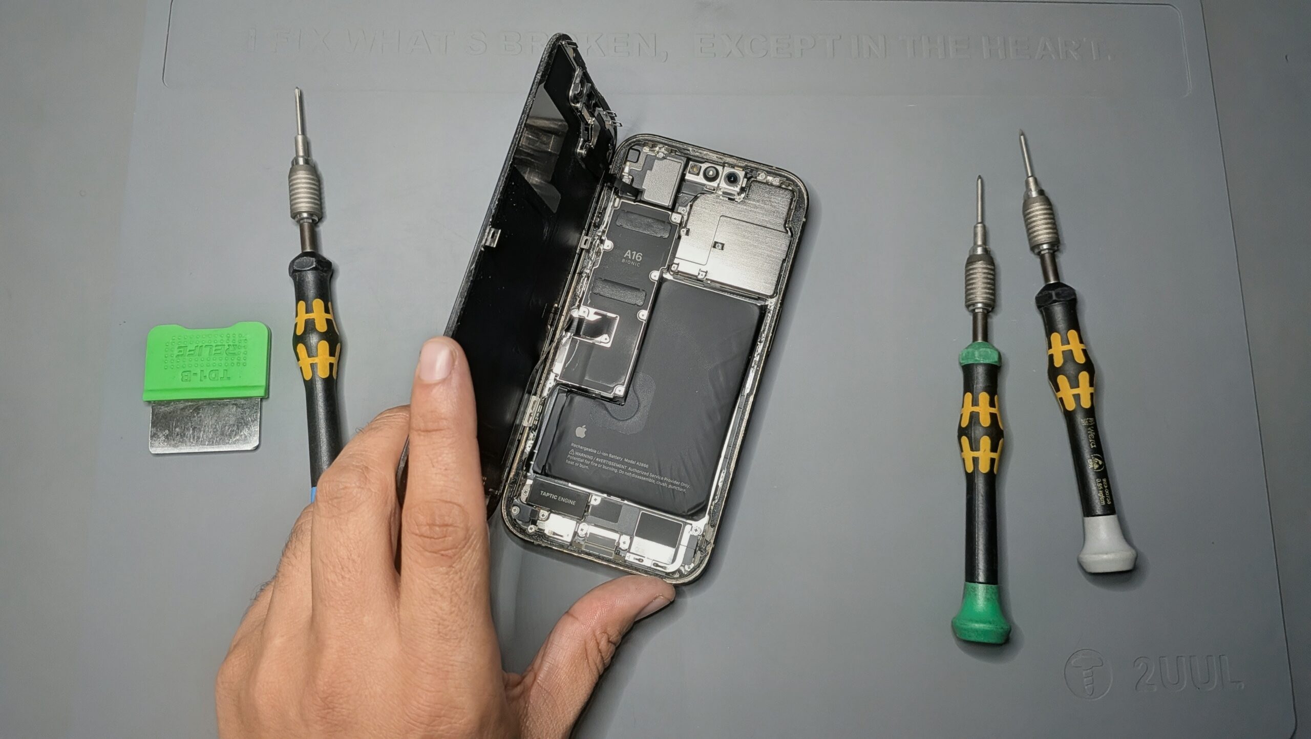 Réparation d'un smartphone en atelier